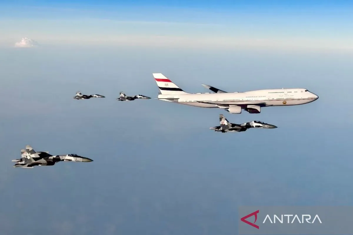 Jet Tempur Sukhoi TNI AU Lakukan Flypast di Lanud Halim Sambut Kedatangan Presiden Mesir Al-Sisi